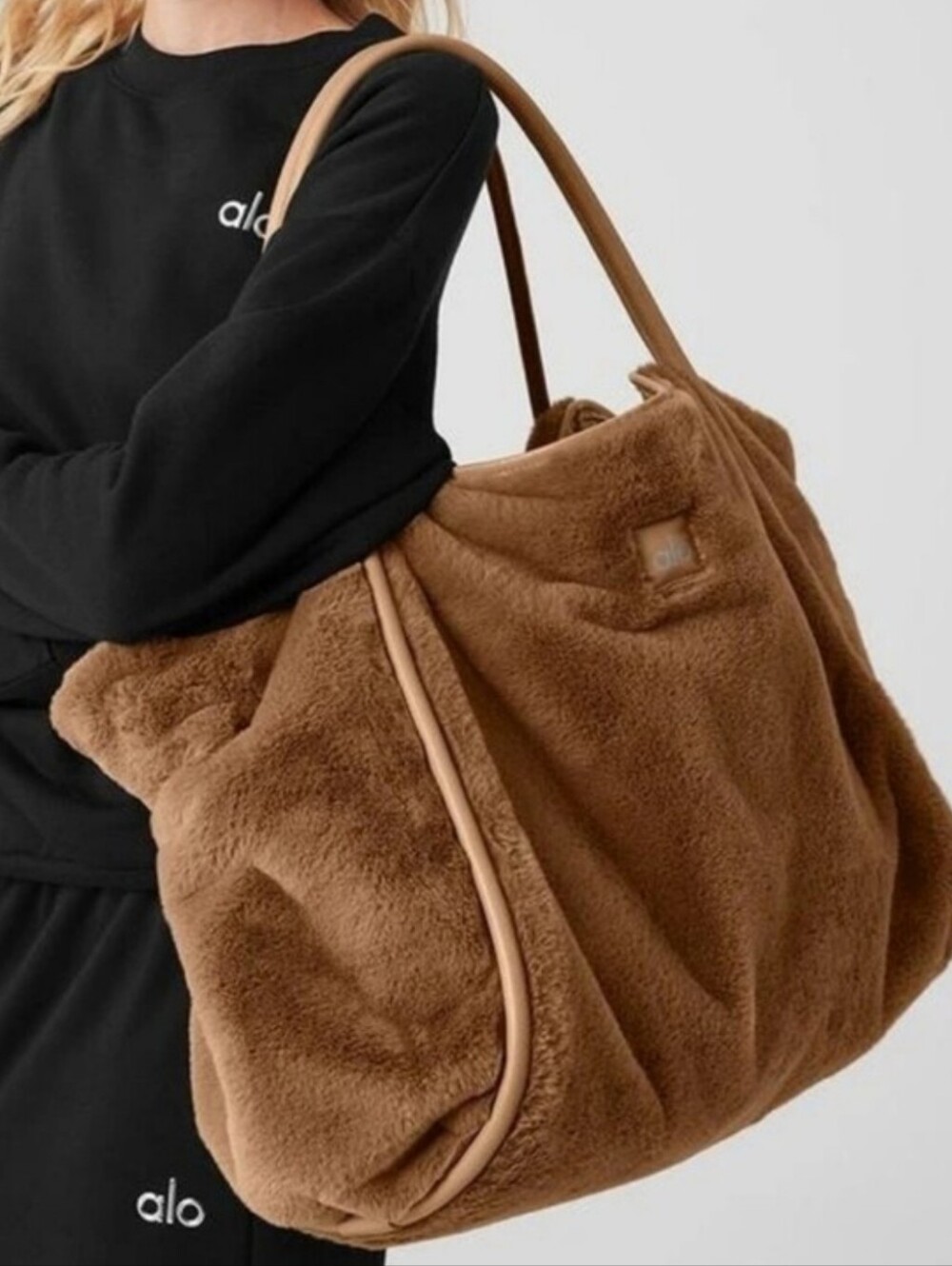 ALO YOGA FAUX FUR TOTE BAG - TOASTED ALMOND